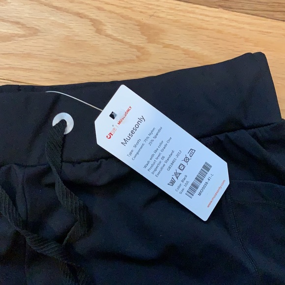 Black athletic shorts - Picture 2 of 2